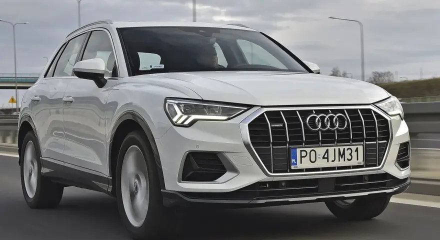 Białe Audi Q3 w ruchu drogowym. Sprawdź aktualną audi q3 cena i ofertę.