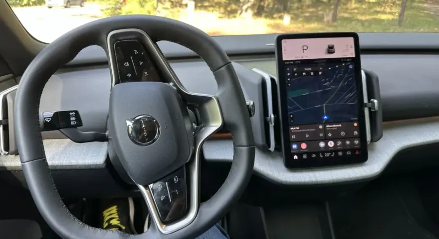 Wnętrze Volvo V30 z ekranem nawigacji i kierownicą.