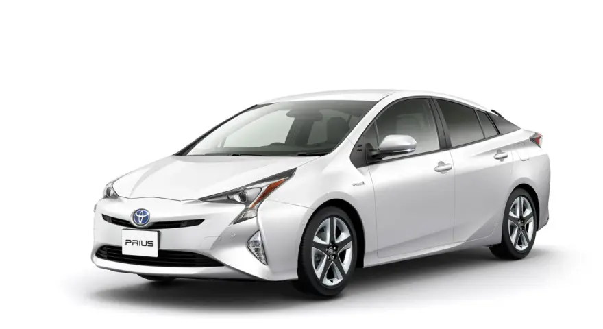 Biała Toyota Prius, symbol ekologicznej motoryzacji, produkowana jest w Japonii.