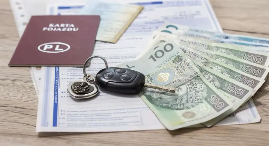 Karta pojazdu, kluczyki i pieniądze – komplet dokumentów i środków na zakup nowego samochodu.