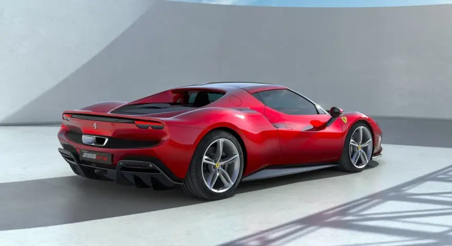 Czerwone Ferrari 296 GTB z bliska. Zastanawiasz się, ile kosztuje nowe Ferrari? Ten model to marzenie każdego fana motoryzacji.