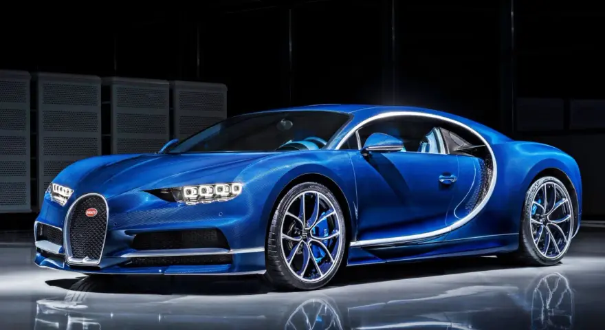 Błękitny Bugatti Chiron, symbol luksusu. Zastanawiasz się, ile kosztuje Bugatti Chiron? To marzenie wielu, ale cena jest astronomiczna.