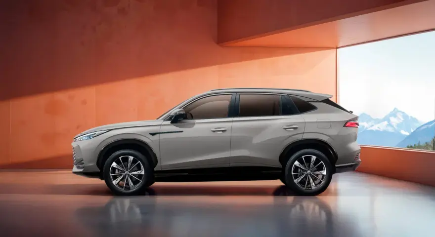 Elegancki, jasnoszary MG SUV prezentuje się na tle górskiego krajobrazu. Sprawdź jego atrakcyjną mg suv cena.