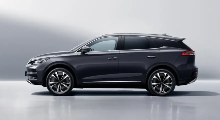 Ciemnoszary BYD Tang, SUV z eleganckimi felgami, prezentuje się na tle jasnej ściany. Sprawdź byd tang cena i jego możliwości.