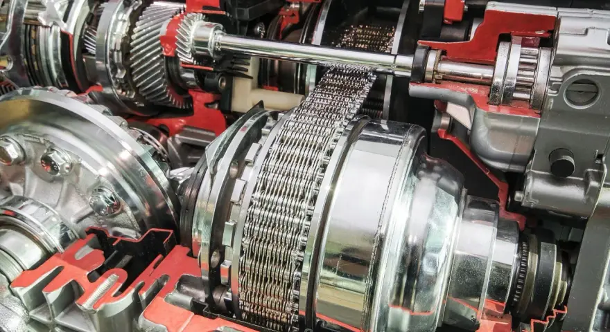 Przekrój skrzyni biegów CVT z widocznym łańcuchem i elementami mechanicznymi.
