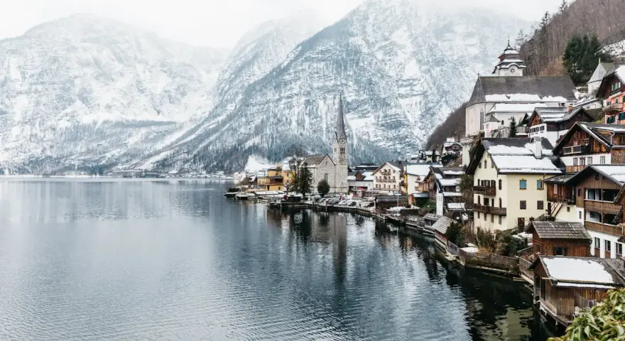 Zimowy krajobraz Hallstatt, Austria. Zastanawiasz się, ile kosztuje bus do Austrii?