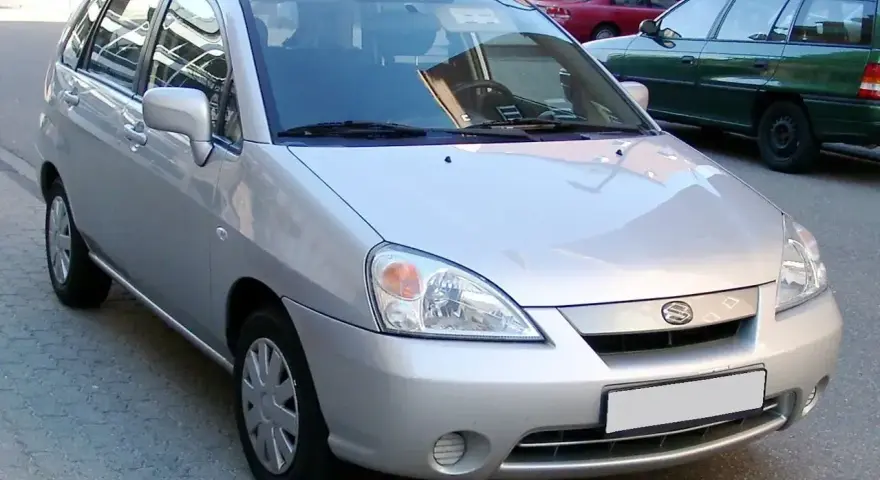 Srebrne Suzuki Liana stoi na ulicy.