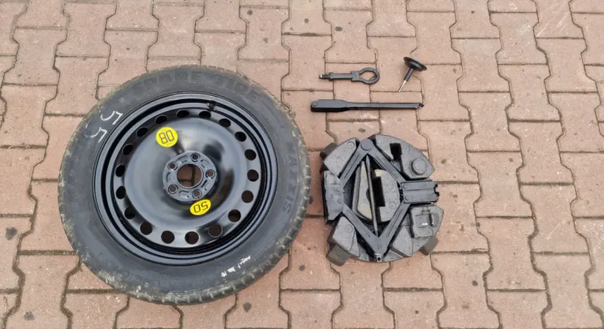 Koło zapasowe Ford S-Max, podnośnik i klucze. Zestaw do wymiany opony, który pomoże Ci w razie awarii.
