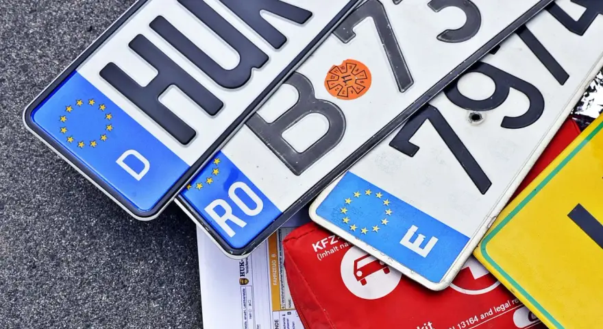 Kolekcja tablic rejestracyjnych państw UE: D (Niemcy), RO (Rumunia), E (Hiszpania) i inne.