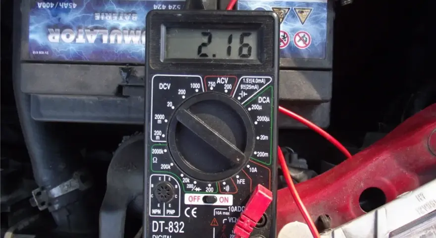Multimetr pokazuje 2.16V, sprawdzając, czy centralny zamek może rozładowywać akumulator.