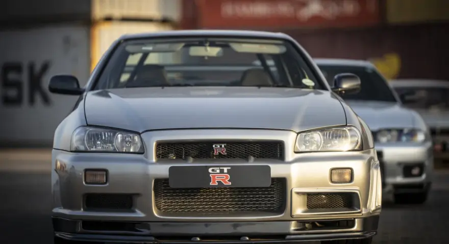 Srebrny Nissan GTR R34, ikona motoryzacji. Zastanawiasz się nad nissan gtr cena? Ten klasyk wciąż budzi emocje.