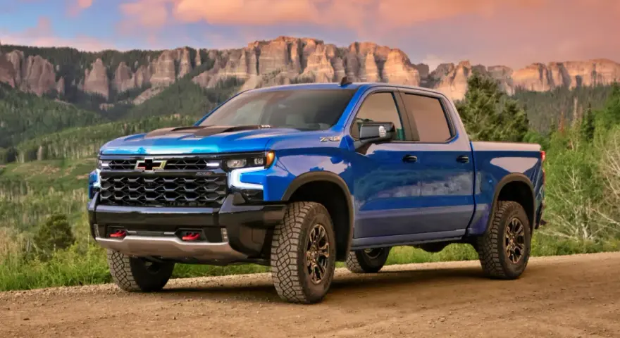 Niebieski Chevrolet pickup ZR2 na drodze w górach, gotowy na przygodę.