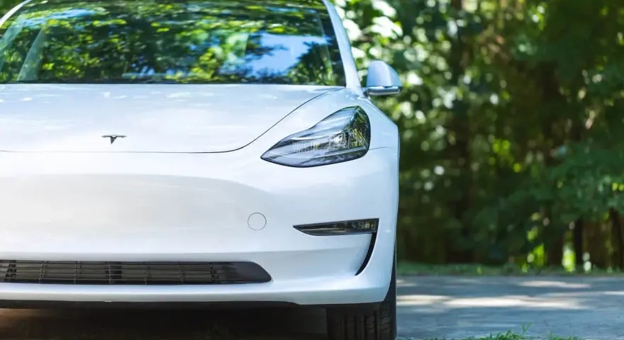 Biała Tesla Model S, marzenie wielu kierowców. Zastanawiasz się, ile kosztuje Tesla Model S? Ten elegancki samochód elektryczny przyciąga wzrok.