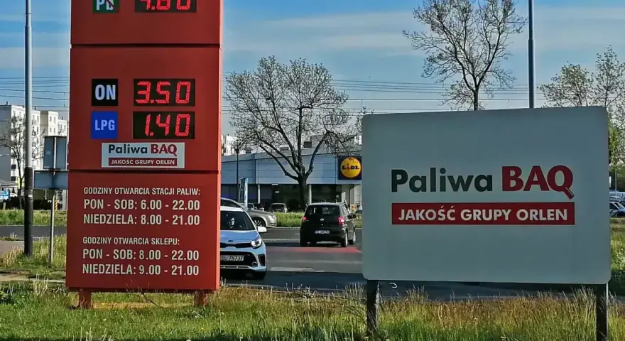 Cena LPG na stacji paliw BAQ to 1.40. Obok widnieje cena ON 3.50.