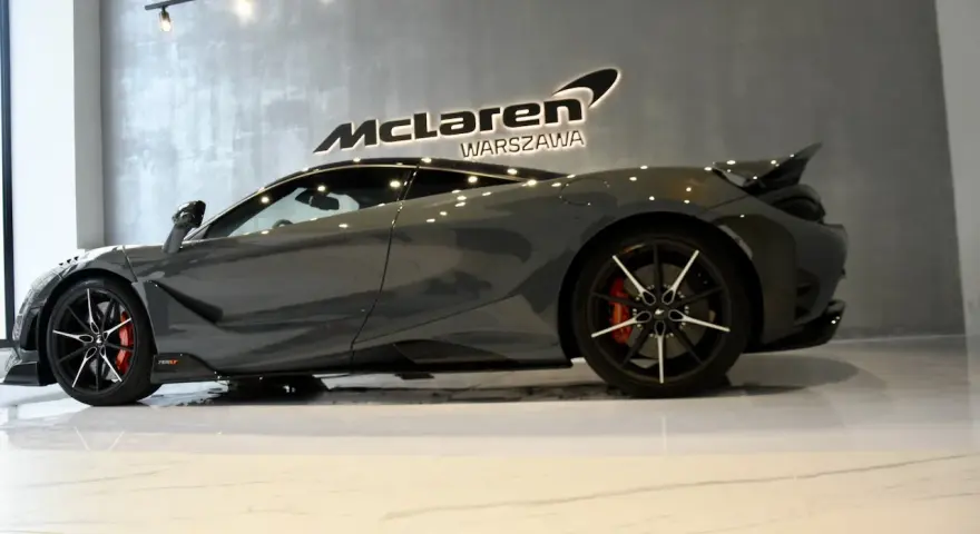 Szary McLaren 765LT w salonie McLaren Warszawa. Zastanawiasz się nad mclaren cena?