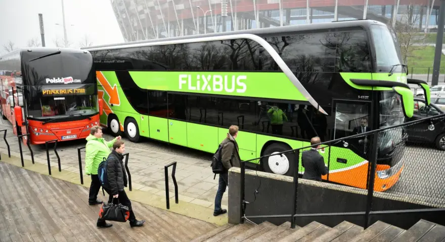 Dwa autokary, Flixbus i PolskiBus, czekają na pasażerów. Zastanawiasz się, ile kosztuje bus nad morze?