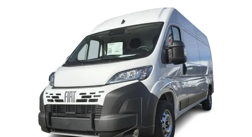 Biały bus Fiat Ducato, idealny do transportu. Zastanawiasz się, ile płaci spedycja za km bus?