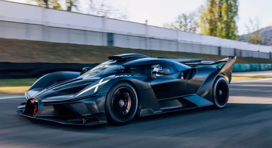 Czarny Bugatti Bolide na torze wyścigowym. Zastanawiasz się, ile kosztuje Bugatti Bolide? To marzenie wielu fanów motoryzacji.