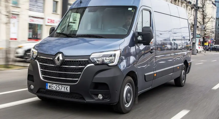 Niebieski bus 11 osobowy Renault Master jedzie ulicą. Jakie prawo jazdy jest potrzebne do jego prowadzenia?