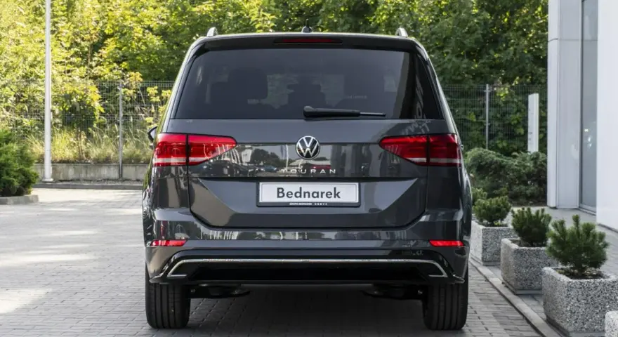 Szary VW Touran 7 osobowy. Gdzie jest koło zapasowe? Pod podłogą bagażnika, niewidoczne na tym zdjęciu.