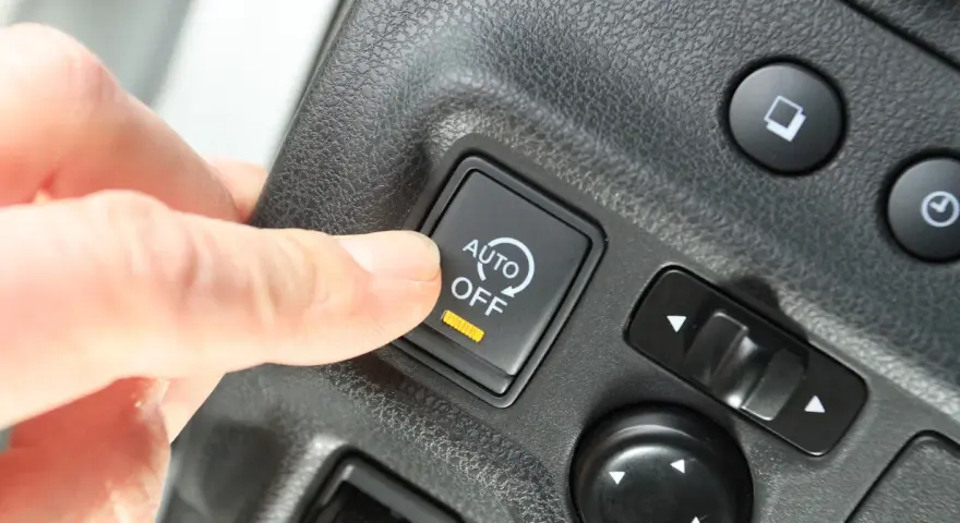 Palec naciska przycisk "AUTO OFF", wyłączając system start-stop.