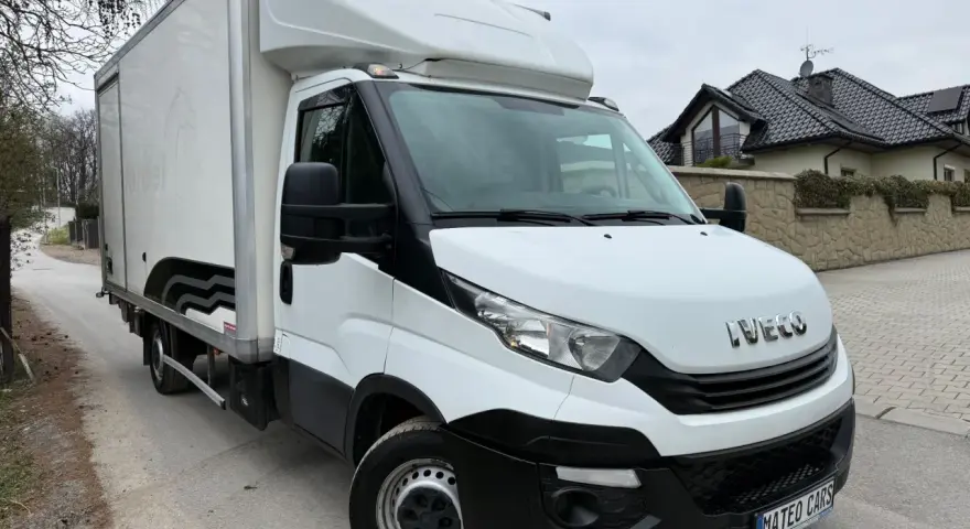 Biały Iveco Daily, idealny bus do 3.5 t na haku, gotowy do transportu.