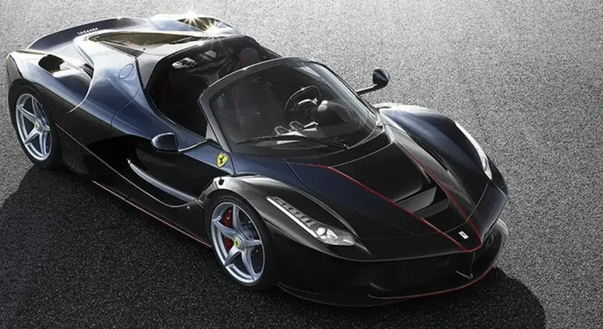 Czarny kabriolet Ferrari LaFerrari na drodze. Zastanawiasz się, ile kosztuje Ferrari LaFerrari?