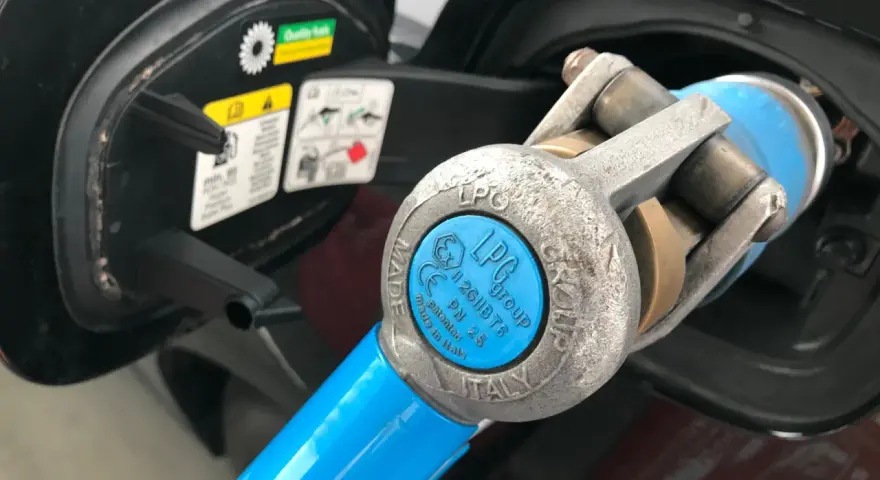 Tankowanie autobusu na gaz LPG. Wlew paliwa z niebieską nakładką i logo LPG Group.
