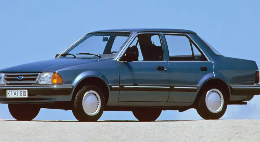 Niebieski Ford Orion z lat 80. na tle błękitnego nieba. Klasyk z przeszłości.