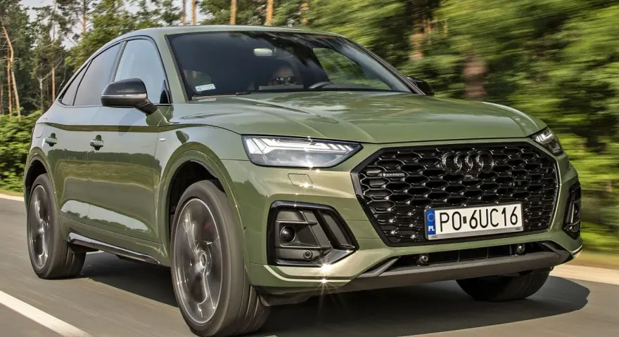 Zielony Audi Q5 Sportback w ruchu. Sprawdź aktualną audi q5 cena i dostępne wersje.