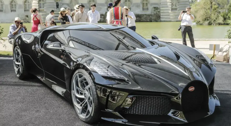 Bugatti La Voiture Noire, z 1500 koni, prezentuje się majestatycznie na tle pałacu.