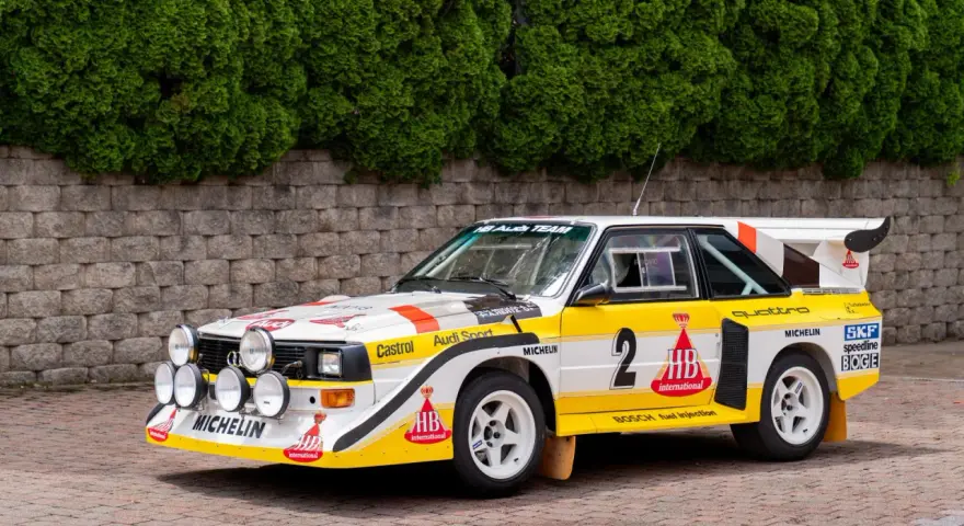 Ikoniczny Audi quattro S1 w biało-żółtych barwach z numerem 2, gotowy do rajdu.