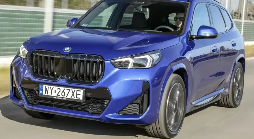 Niebieskie BMW X1 w ruchu. Sprawdź aktualną bmw x1 cena i dostępne konfiguracje.