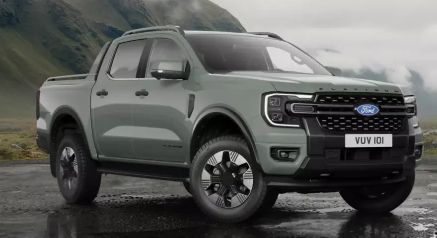 Nowy Ford Ranger Platinum w kolorze zielonym, gotowy na przygodę w górach.