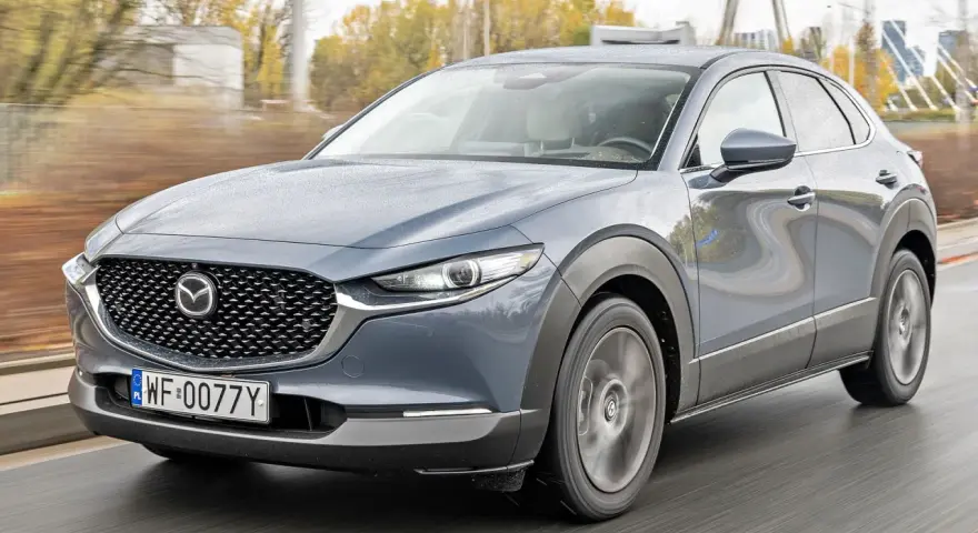 Szary SUV Mazda CX-30 w ruchu. Sprawdź aktualną mazda cx 30 cena i ofertę.