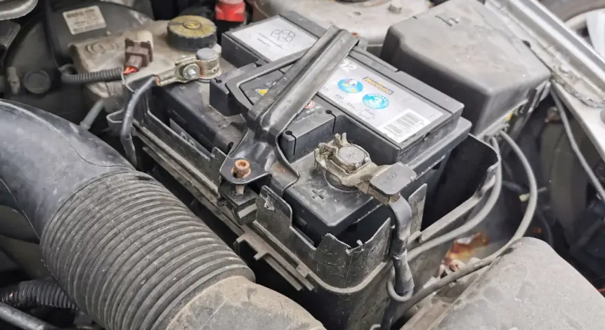 Akumulator w Toyocie Yaris Hybrid znajduje się w komorze silnika, obok filtra powietrza.