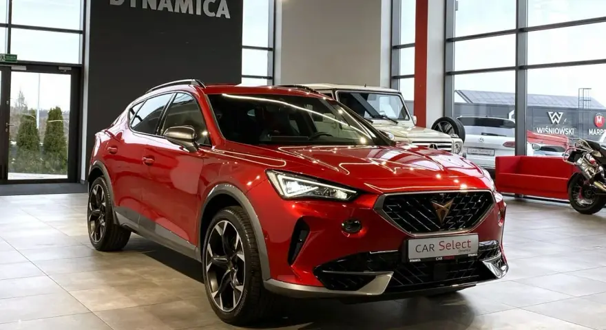 Błyszczący czerwony Cupra Formentor w salonie. Sprawdź atrakcyjną cupra auto cena i wybierz swój wymarzony model.