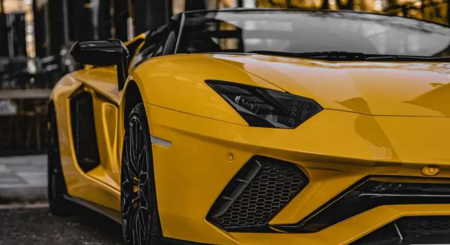 Żółte Lamborghini Aventador, marzenie wielu. Zastanawiasz się, ile kosztuje wypożyczenie lamborghini na weekend?