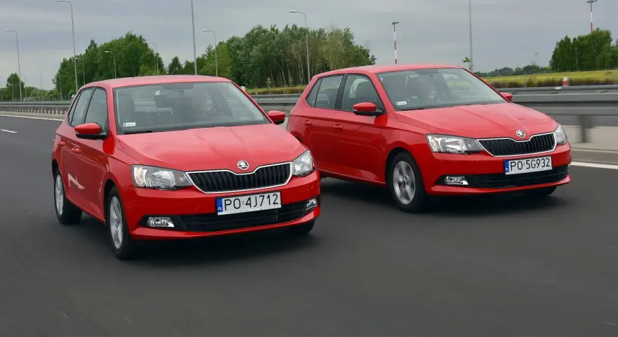 Dwie czerwone Škody Fabia na drodze. Sprawdź aktualne skoda fabia - ceny używanych.