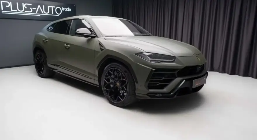 Matowy, zielony Lamborghini Urus na czarnych felgach. Sprawdź, jaka jest aktualna lamborghini urus cena.