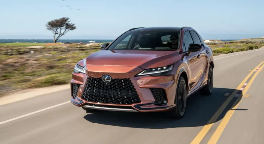 Nowy Lexus RX jedzie wzdłuż malowniczego wybrzeża.