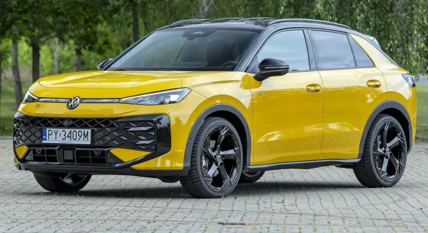 Żółty Volkswagen T-Roc z czarnym dachem i felgami. Sprawdź aktualną volkswagen t-roc cena i oferty.