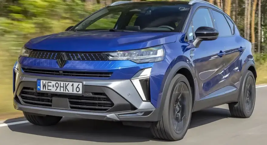 Niebieski Renault Captur w ruchu. Sprawdź aktualną renault captur cena i dowiedz się więcej o tym stylowym SUV-ie.