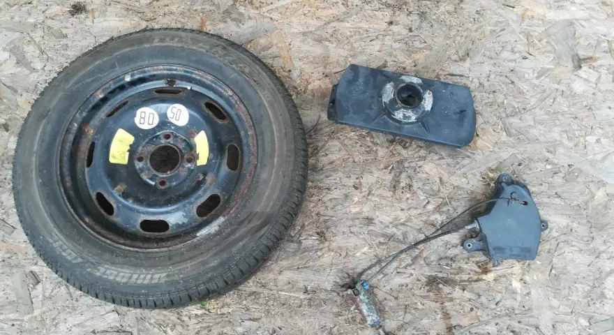 Koło zapasowe Peugeot 307 SW, mechanizm podnośnika i osłona. Dowiedz się, jak wyjąć koło zapasowe.