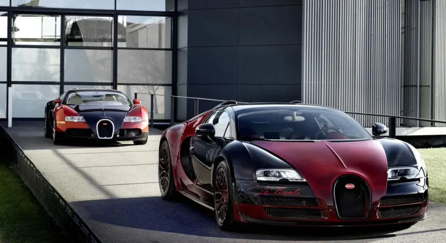 Dwa Bugatti Veyron, jeden czerwono-czarny z napisem "La Finale", gotowe do osiągnięcia 100 km/h.