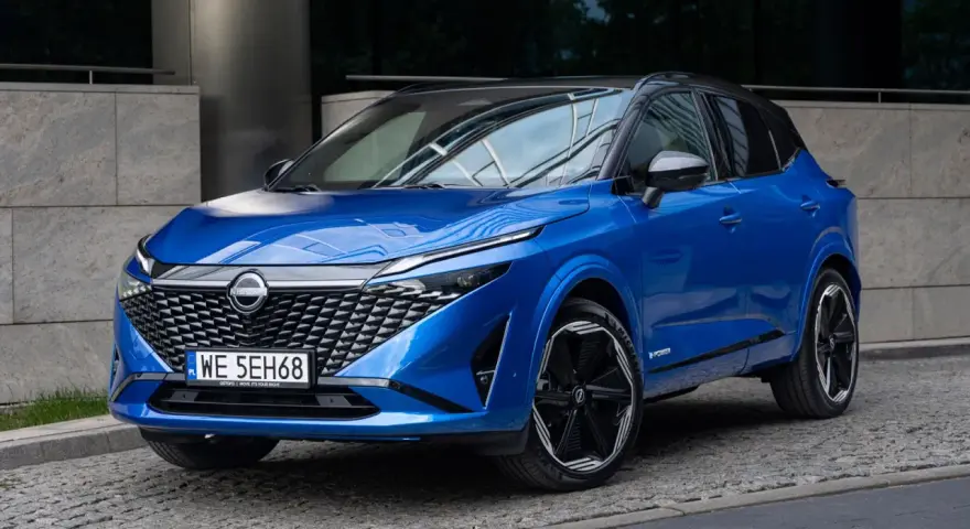 Niebieski Nissan Qashqai z czarnym dachem, nowoczesny design. Sprawdź aktualną nissan qashqai cena i wyposażenie.