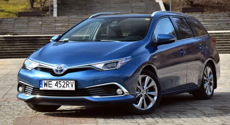 Niebieska Toyota Auris Hybrid. Jak odpalić ten samochód? Zobacz przód auta z tablicą rejestracyjną WE 452RV.