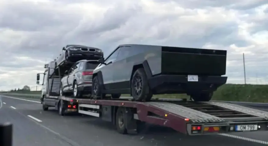 Ciężarówka przewozi Teslę Cybertruck i inne auta. Zastanawiasz się, ile kosztuje Tesla Cybertruck?