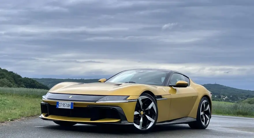 Złote Ferrari Purosangue na tle malowniczych wzgórz. Czy to jeden z tych, które zasiliły flotę Ferrari w Polsce?