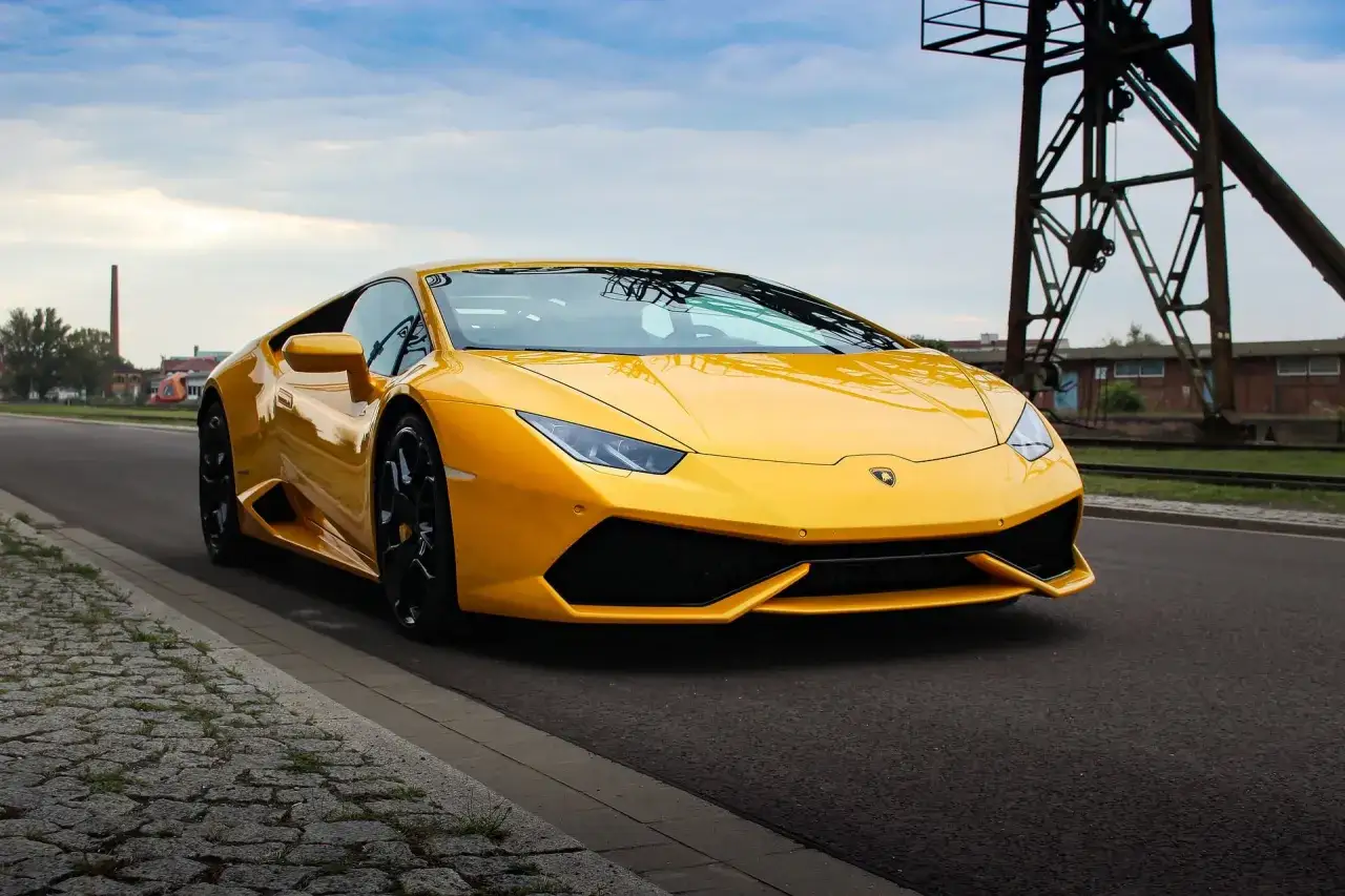 Żółte Lamborghini Huracan na drodze. Zastanawiasz się, ile kosztuje lamborghini huracan? Ten model to marzenie wielu.